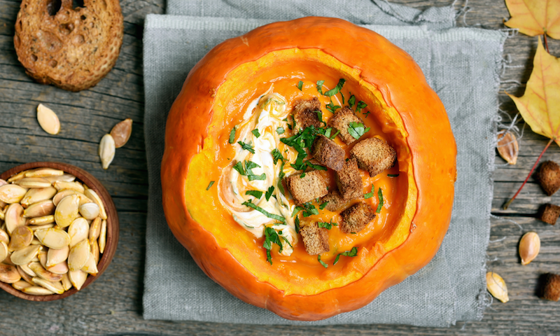 Entbrannt Mais Wodka Pumpkin Soup mit Schuss